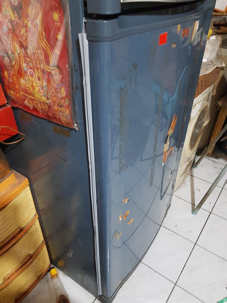 Perbaiki Pintu Kulkas yang Rusak